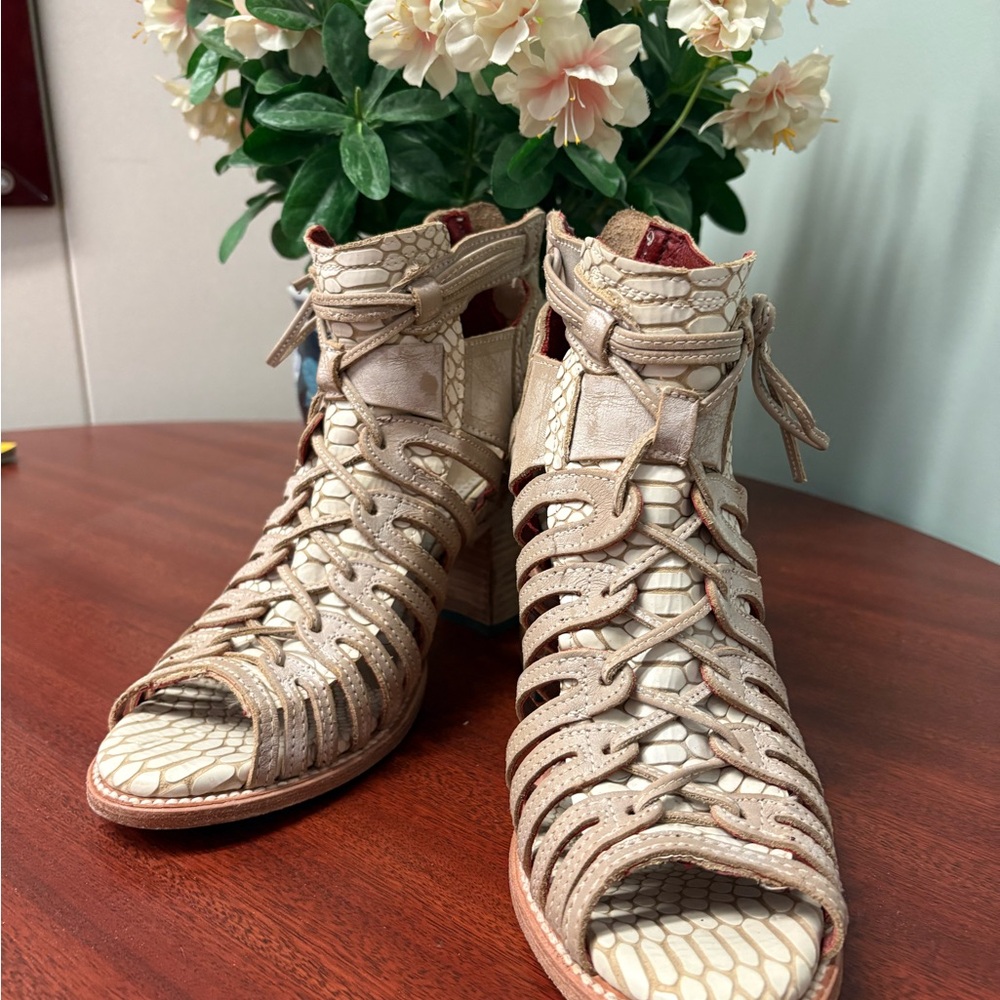 Freebird size 10 Wazee Sandals